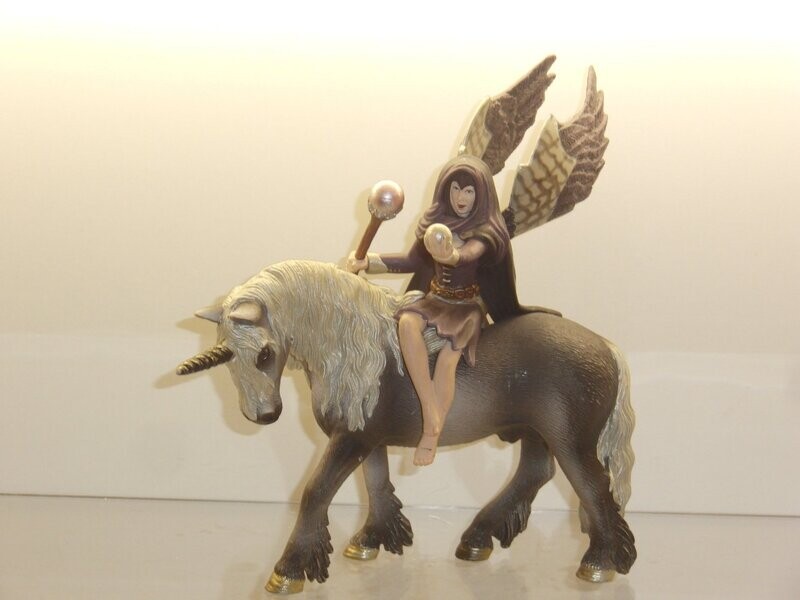 Schleich: Bayala: 70413 Dunkelelfe Bilara auf Einhorn Schleich: Bayala: 70413 Dunkelelfe Bilara auf Einhorn