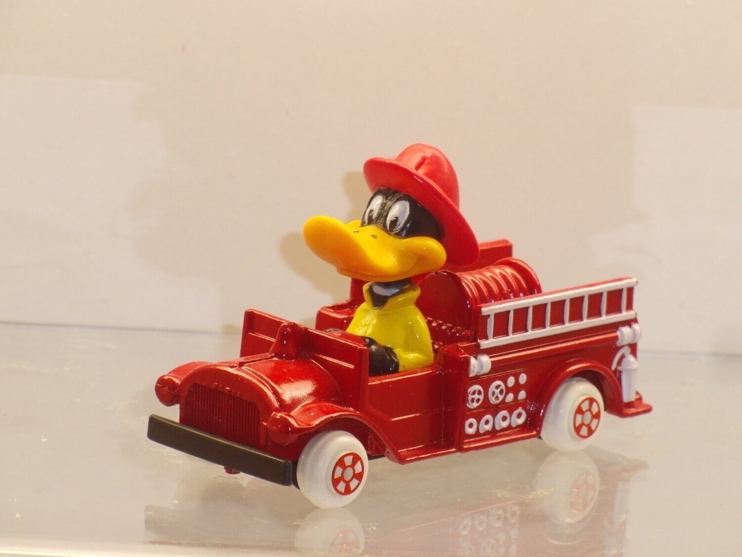 Bugs Bunny  & Co.: ERTL 1988: Daffy Duck im Feuerwehrauto