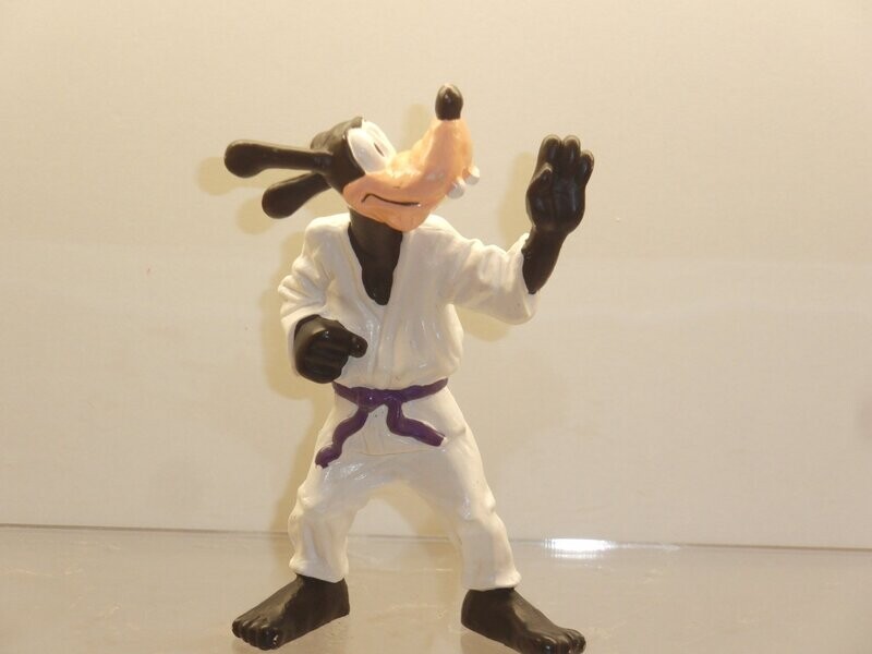 Disney: Sport-Goofy: Bullyland 90er Jahre: Magnum: Goofy als Karatekämpfer Disney: Sport-Goofy: Bullyland 90er Jahre: Magnum: Goofy als Karatekämpfer