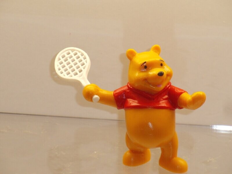 Disney's Winnie Puuh: Bully/Bullyland: Winnie Puuh mit Tennisschläger Disney's Winnie Puuh: Bully/Bullyland: Winnie Puuh mit Tennisschläger