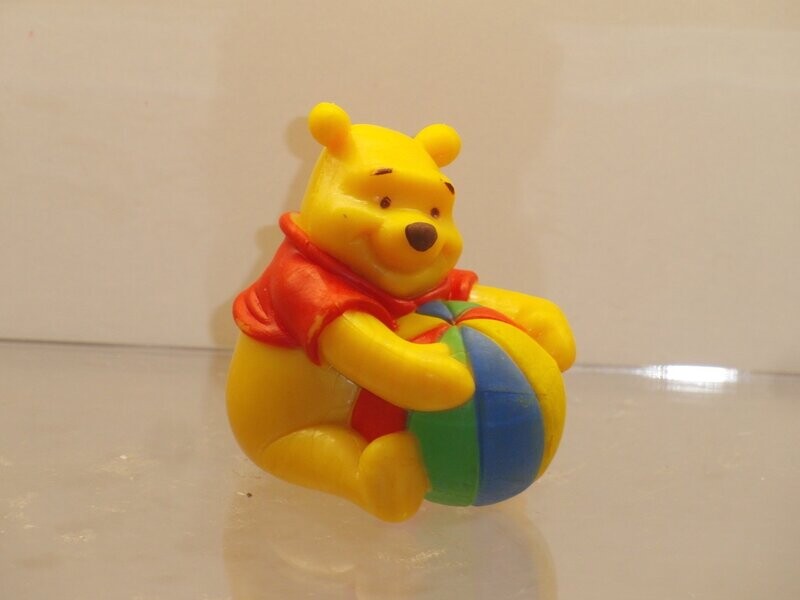 Disney's Winnie Puuh: Bully/Bullyland: Winnie Puuh mit Ball Disney's Winnie Puuh: Bully/Bullyland: Winnie Puuh mit Ball