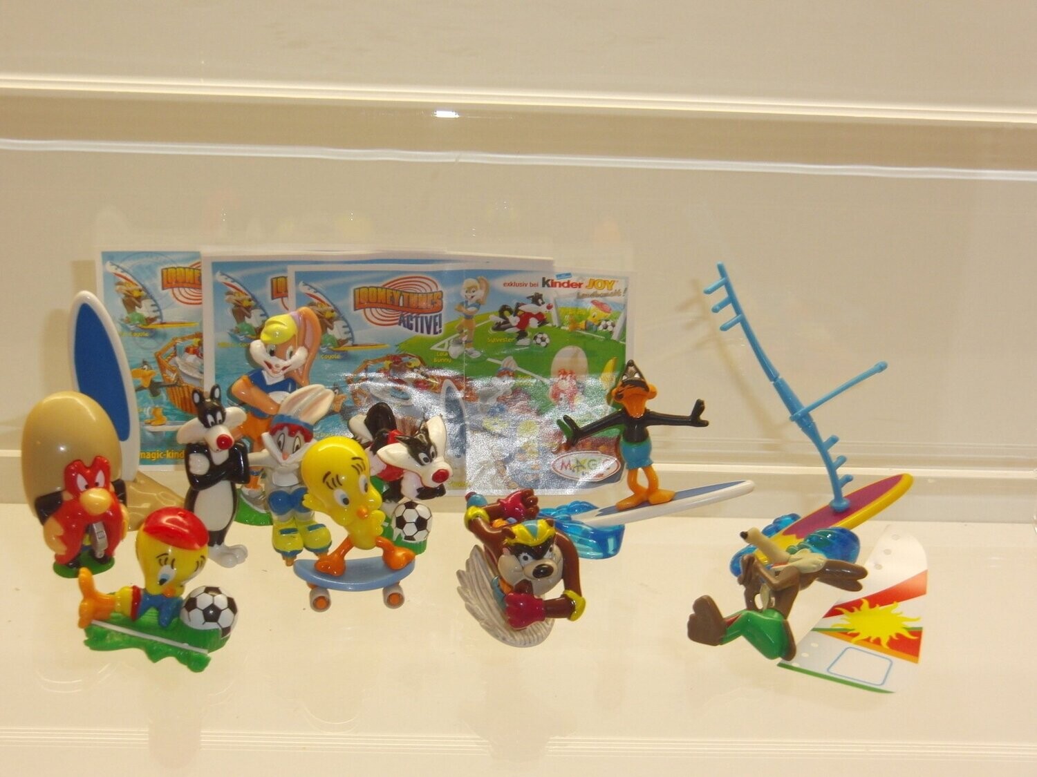 Ferrero Ü-Ei: 2008: Looney Tunes Active:  kompletter Satz mit 10 Figuren mit allen BPZ