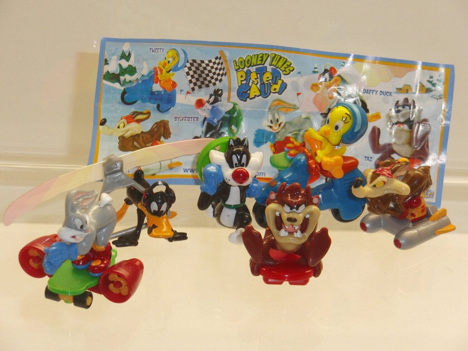 Ferrero Ü-Ei: 2010: Looney Tunes - Pisten Gaudi:  kompletter Satz mit 6 Figuren mit 1 BPZ