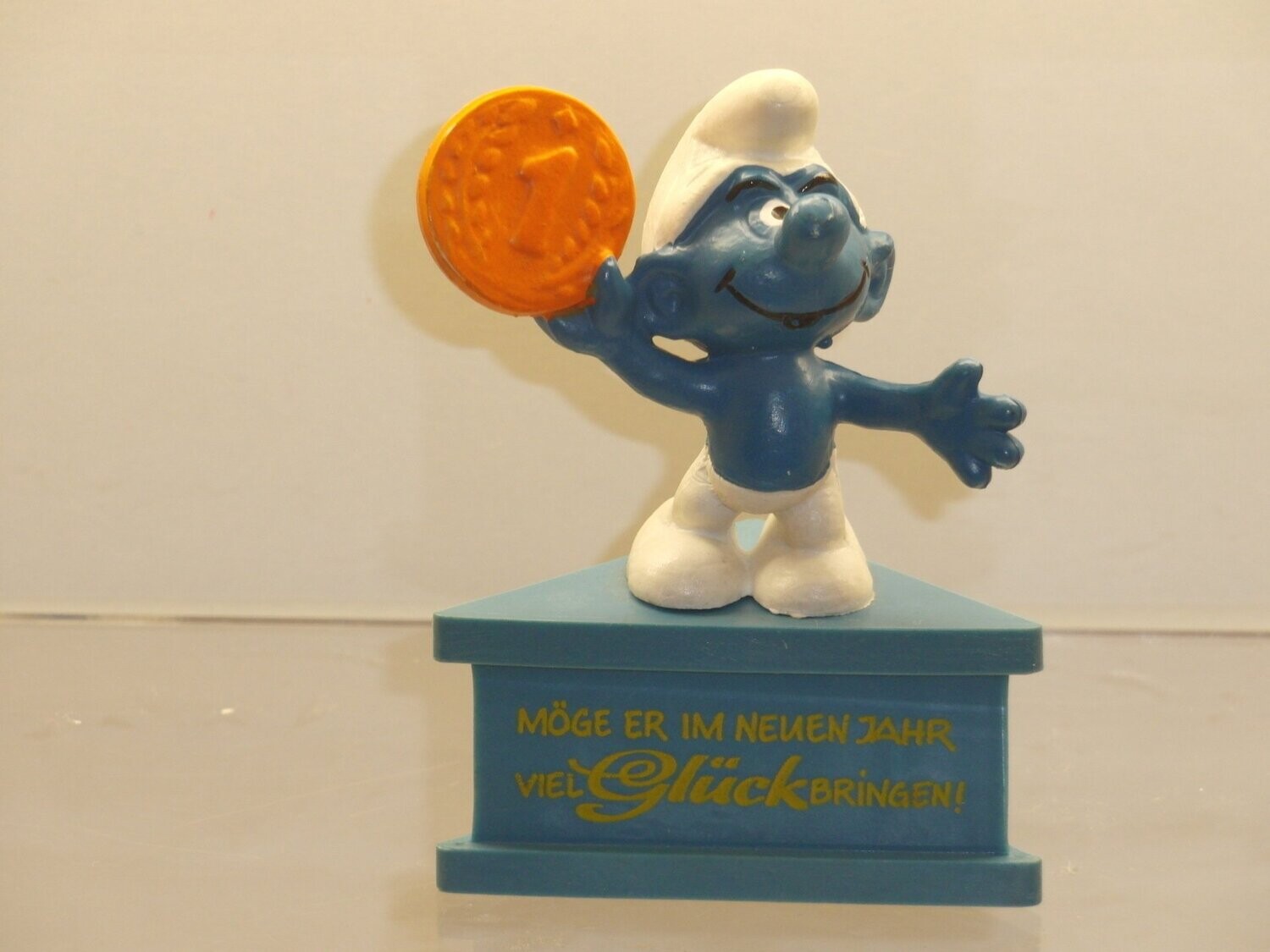 Dreiecks-Sockel: Geldschlumpf: Möge er im neuen Jahr viel Glück bringen