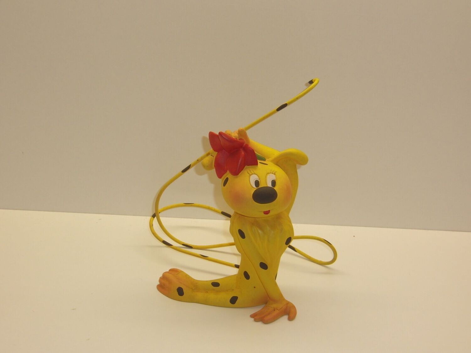 Leblon Delienne: Marsupilami: Marsu-Frau sitzend (Klebestelle am Ohr)
