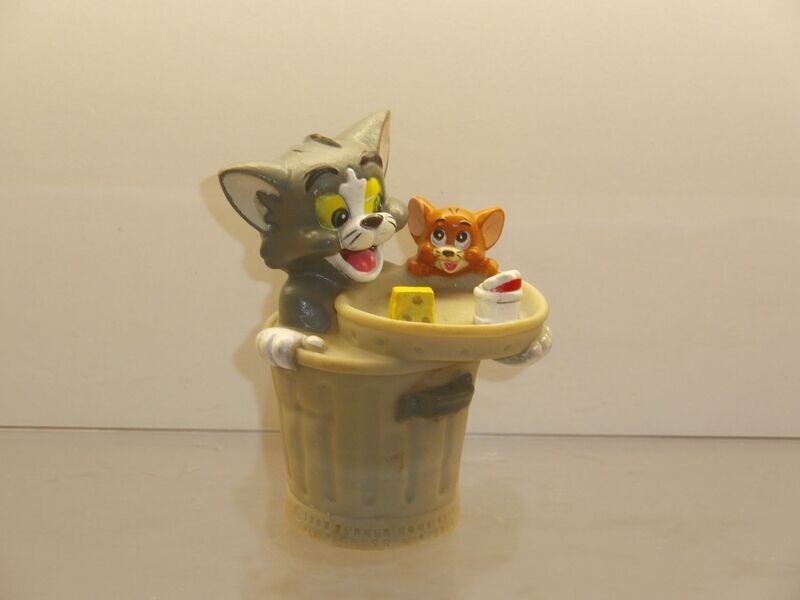 Tom & Jerry: Süßigkeiten-Topper 90er Jahre: Tom in Mülltonne mit Jerry Tom & Jerry: Süßigkeiten-Topper 90er Jahre: Tom in Mülltonne mit Jerry