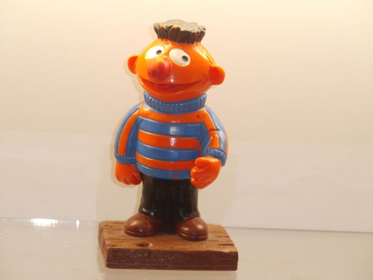 Sesamstraße: Heimo 1981:  Ernie als Stiftehalter