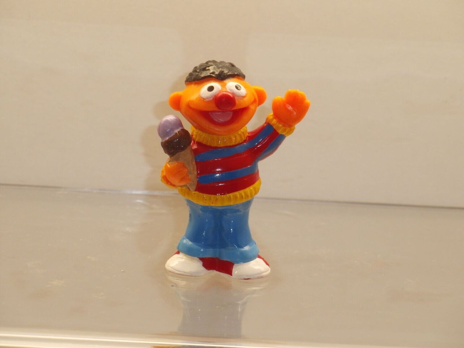 Sesamstraße: ca. 90er Jahre: Ernie mit Eis