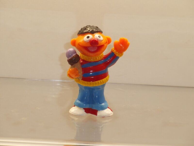 Sesamstraße: ca. 90er Jahre: Ernie mit Eis Sesamstraße: ca. 90er Jahre: Ernie mit Eis