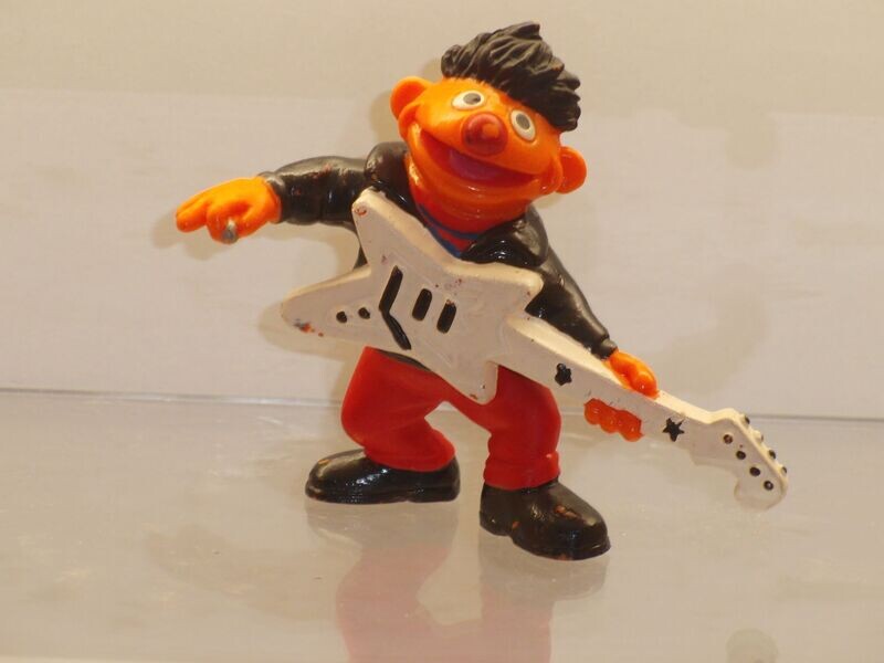 Sesamstraße: Bullyland: Ernie mit E-Gitarre Sesamstraße: Bullyland: Ernie mit E-Gitarre