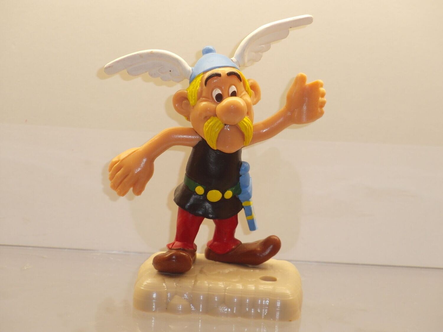Asterix: Heimog 1982: Asterix-Schreibtisch-Set (ohne Kugelschreiber)
abgerundeter heller Sockel