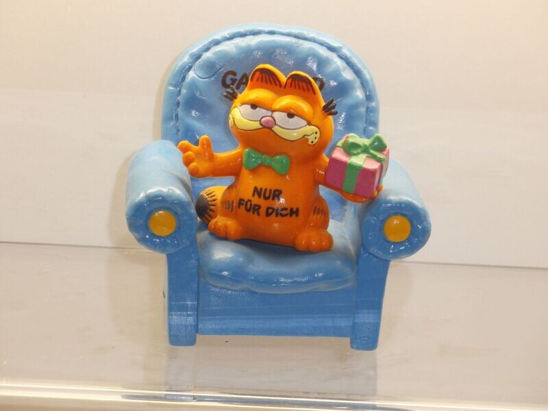 Garfield: Bully: Garfield im blauen Sessel: mit Geschenk