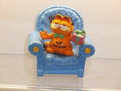 Garfield: Bully: Garfield im blauen Sessel: mit Geschenk