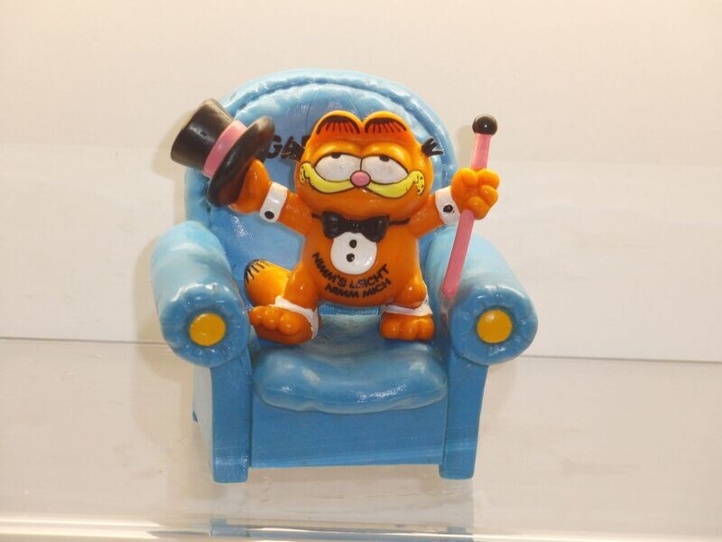 Garfield: Bully: Garfield im blauen Sessel: mit Stock und Zylinder Garfield: Bully: Garfield im blauen Sessel: mit Stock und Zylinder