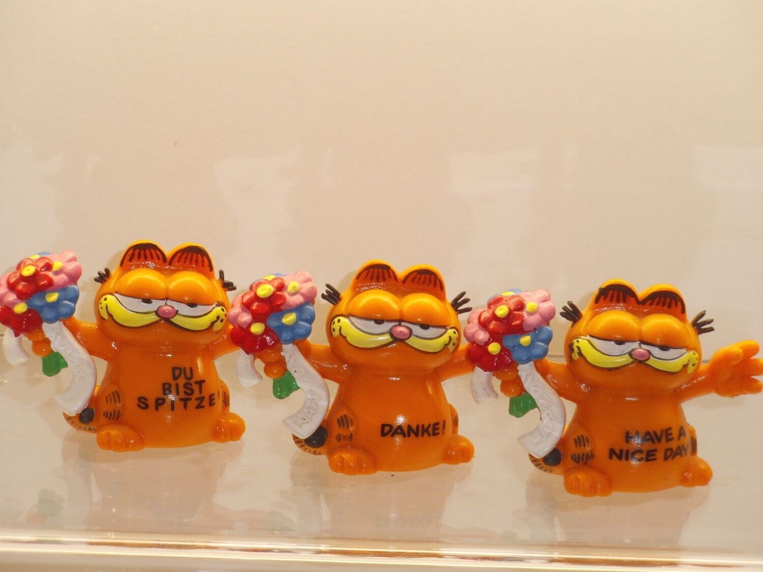 Garfield: Bully: Garfield mit Blumenstrauß : 3 Figuren mit verschiedenen Sprüchen