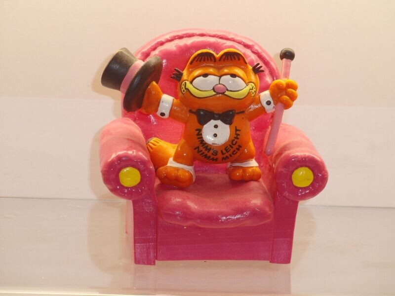 Garfield: Bully: Garfield im pinken Sessel: mit Stock und Zylinder