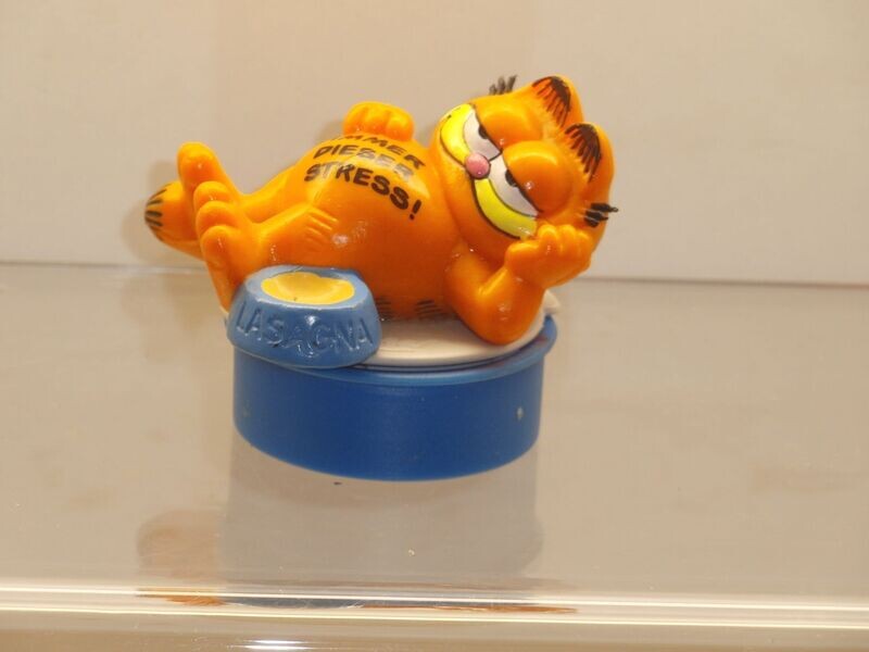 Garfield: Bully: Garfield auf Stempel: liegend Sockel blau Garfield: Bully: Garfield auf Stempel: liegend Sockel blau