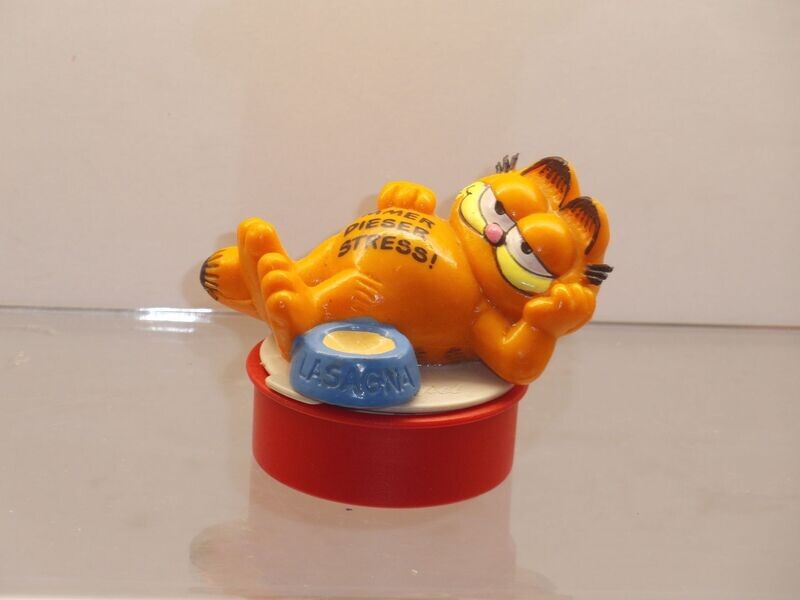 Garfield: Bully: Garfield auf Stempel: liegend Sockel rot Garfield: Bully: Garfield auf Stempel: liegend Sockel rot