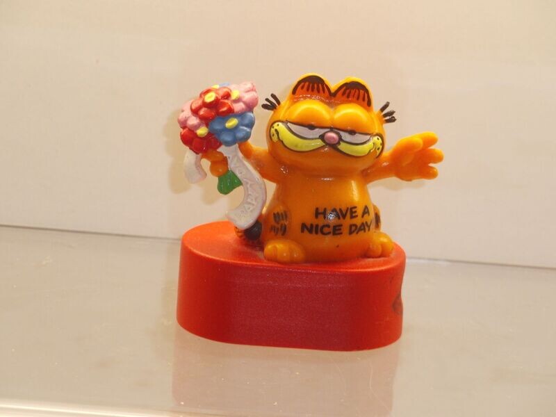 Garfield: Bully: Garfield auf Spitzer, Sockel oval: mit Blumenstrauß Garfield: Bully: Garfield auf Spitzer, Sockel oval: mit Blumenstrauß