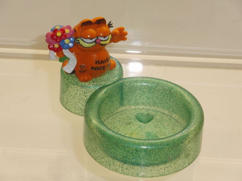 Garfield: Bully: Garfield auf Schale für Büroklammern: mit Blumenstrauß Garfield: Bully: Garfield auf Schale für Büroklammern: mit Blumenstrauß