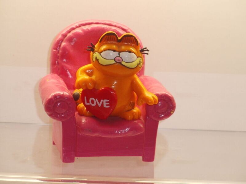 Garfield: Bully: Garfield im pinken Sessel: mit Herz Garfield: Bully: Garfield im pinken Sessel: mit Herz