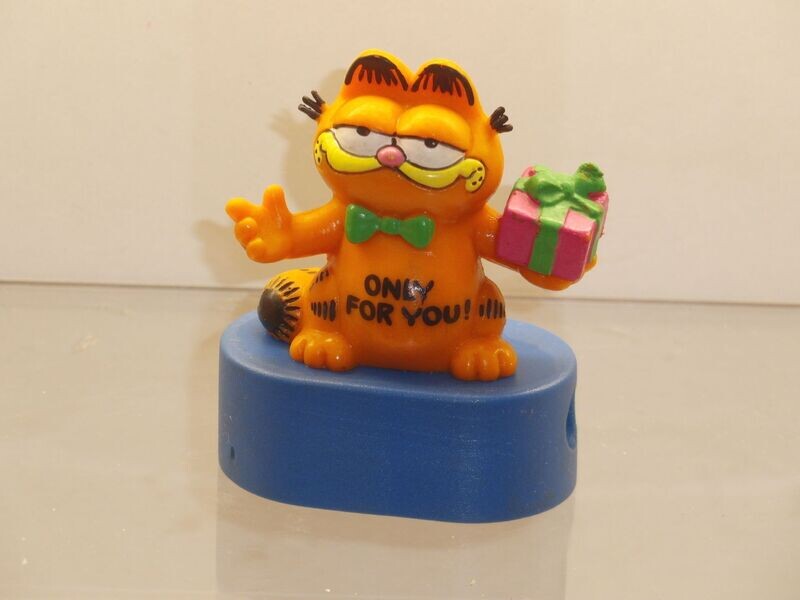 Garfield: Bully: Garfield auf Spitzer, Sockel oval: mit Geschenk Garfield: Bully: Garfield auf Spitzer, Sockel oval: mit Geschenk