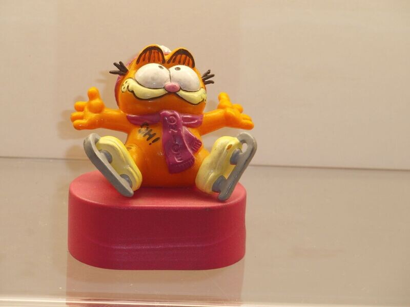 Garfield: Bully: Garfield auf Spitzer, Sockel oval: Eisläufer Garfield: Bully: Garfield auf Spitzer, Sockel oval: Eisläufer