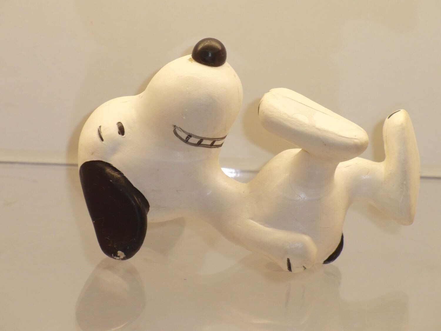 Snoopy/Peanuts: Schleich  1. Serie 1975: Snoopy auf Rücken liegend