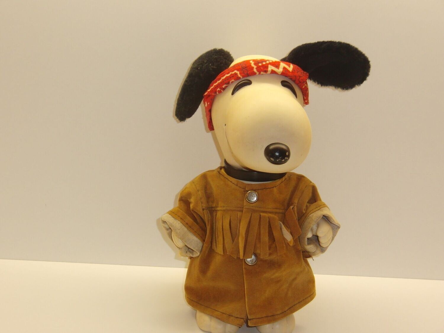 Snoopy/Peanuts: Snoopy Fransenjacke und T-Shirt; große bewegliche Figur aus den 80er Jahren, ca. 20cm