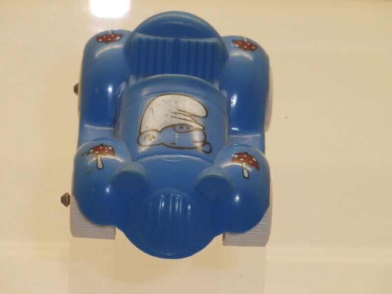 Fahrzeuge: blaues Auto mit Schlumpfaufdruck (Pilze) Fahrzeuge: blaues Auto mit Schlumpfaufdruck (Pilze)