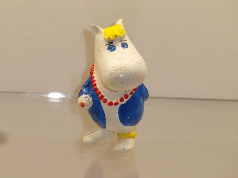 Mumins: Heimo 70er Jahre: Mumin Frau mit Kette (blaue Jacke) Mumins: Heimo 70er Jahre: Mumin Frau mit Kette (blaue Jacke)