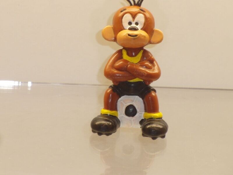 Äffle & Pferdle: Äffle mit Fußball (Hemd gelb/Hose schwarz) Aufdruck SDR Äffle & Pferdle: Äffle mit Fußball (Hemd gelb/Hose schwarz) Aufdruck SDR