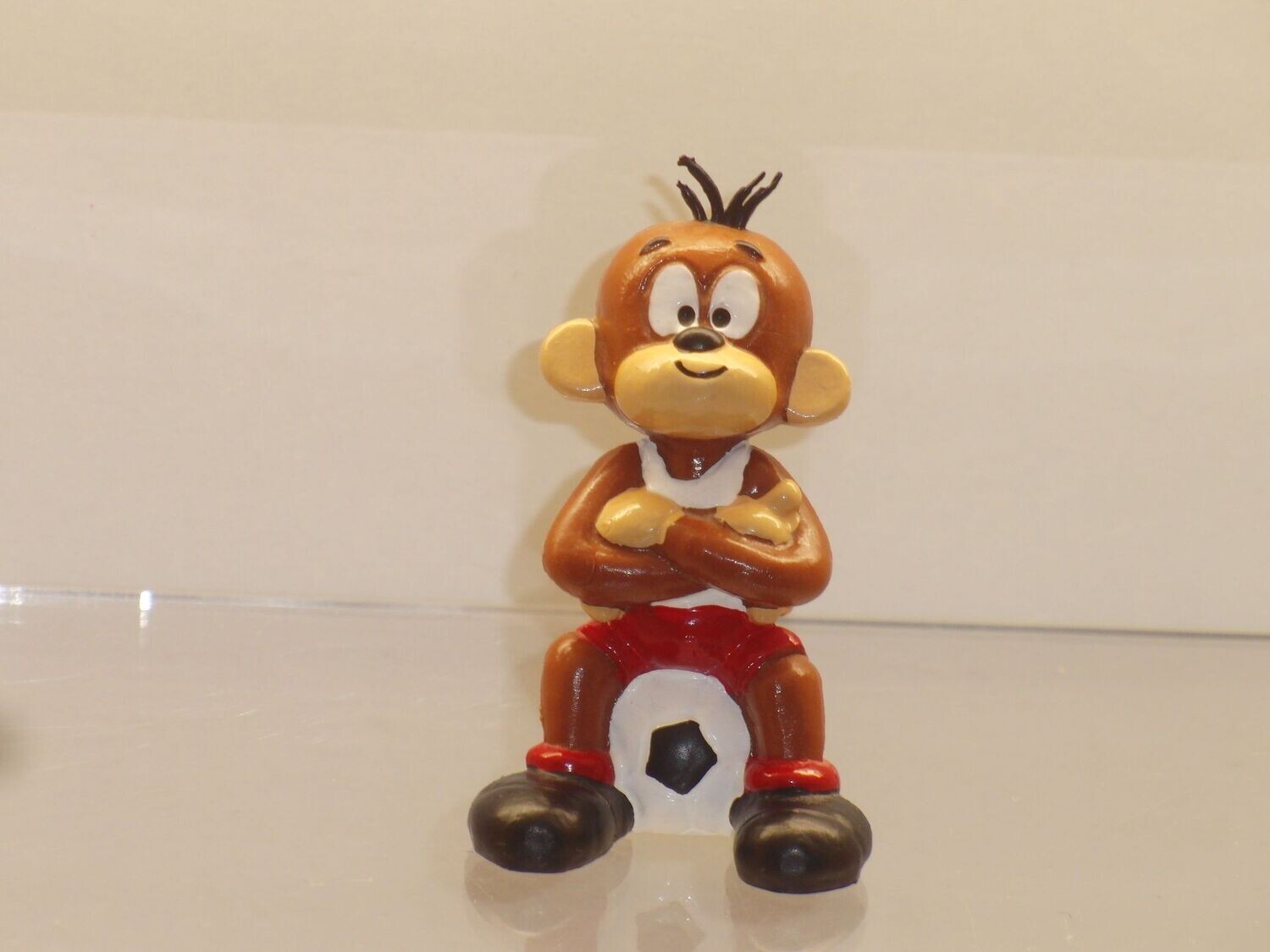 Äffle & Pferdle: Äffle mit Fußball (Hemd weiß/ Hose rot)