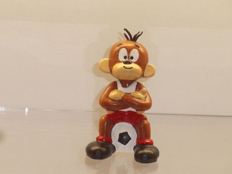 Äffle & Pferdle: Äffle mit Fußball (Hemd weiß/ Hose rot) Äffle & Pferdle: Äffle mit Fußball (Hemd weiß/ Hose rot)