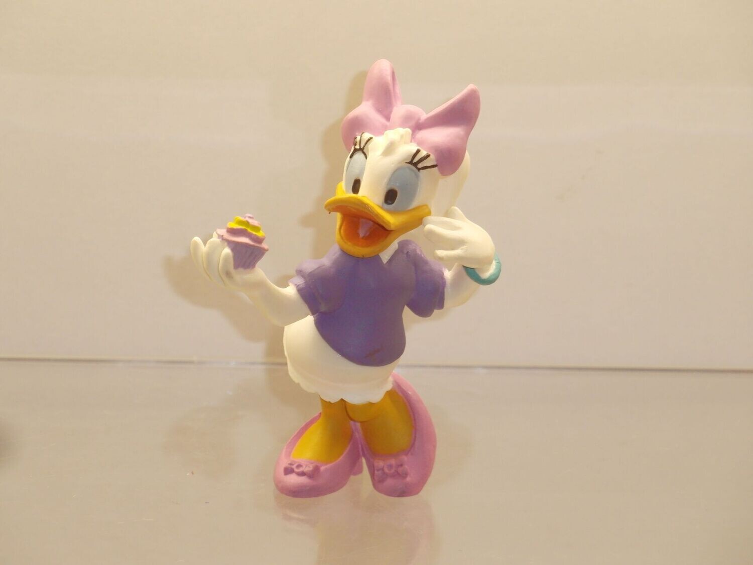 Disney Daisy Duck: Bully/Bullyland: Daisy mit Törtchen