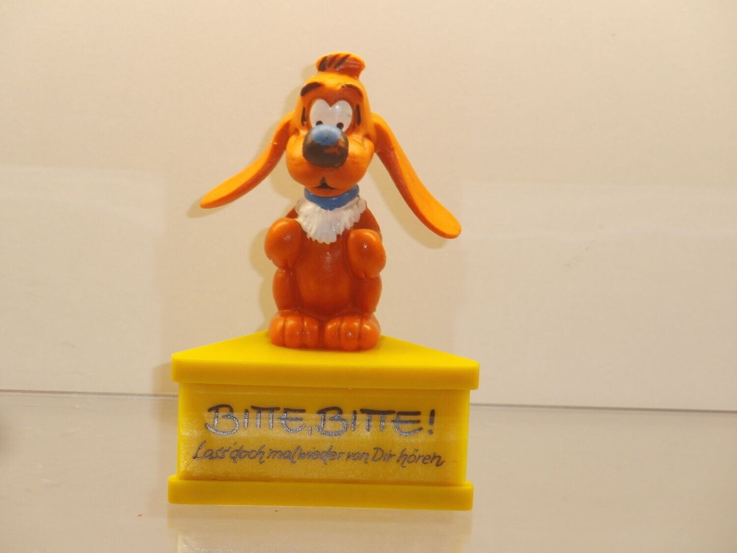 Schleich Figur auf Dreieckssockel: Bill Männchen machend