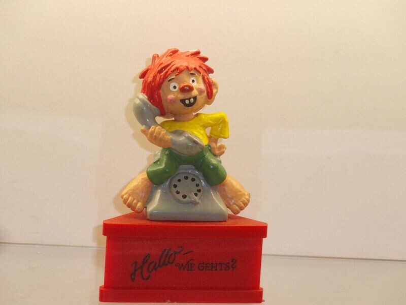 Schleich Figur auf Dreieckssockel: Pumuckl mit Telefon Schleich Figur auf Dreieckssockel: Pumuckl mit Telefon