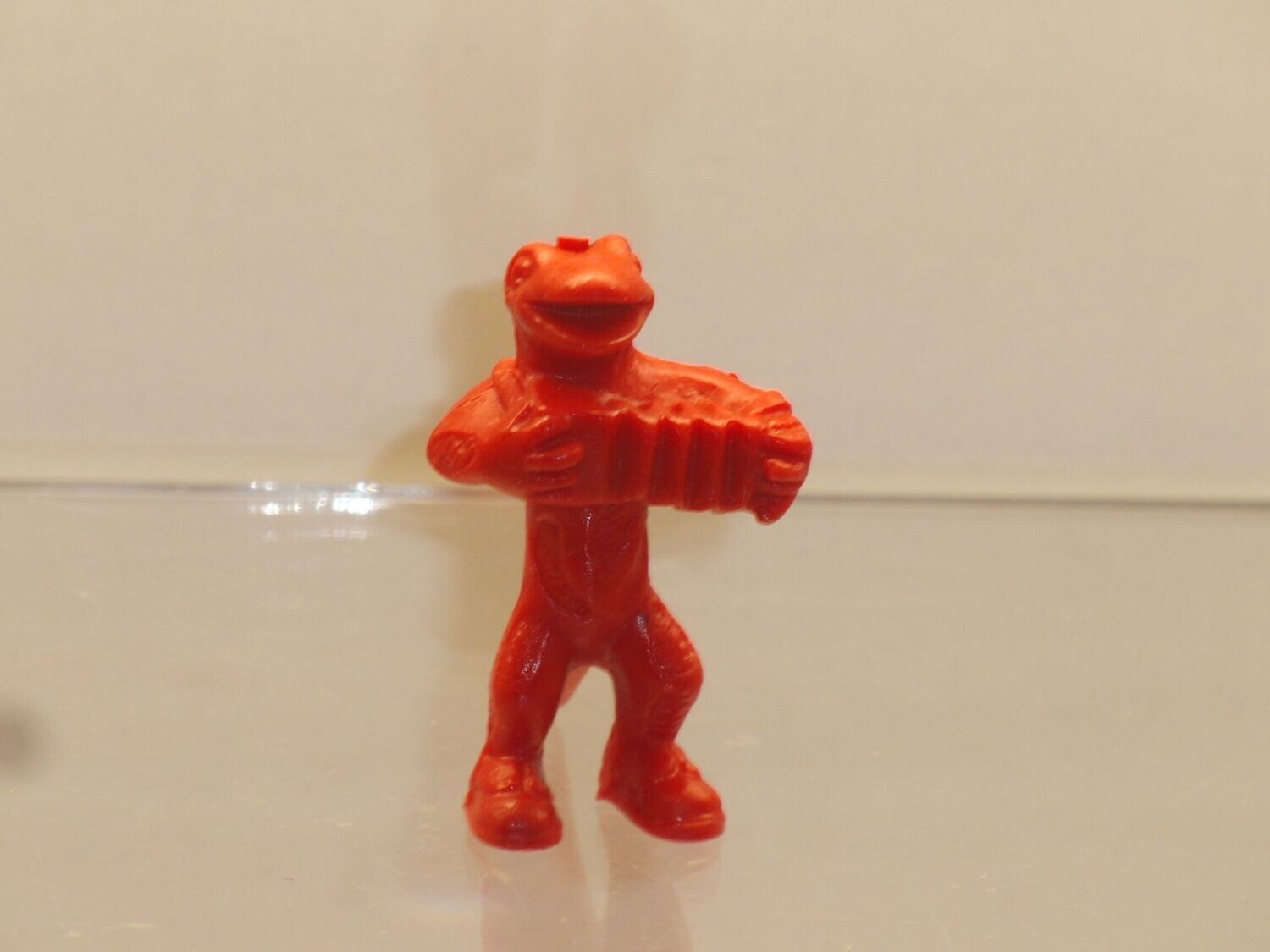 Werbefiguren: Salamander 70er Jahre: Lurchi und seine Freunde:
Lurchi-Kapelle: Lurchi einfarbig: rot (Öse fehlt )