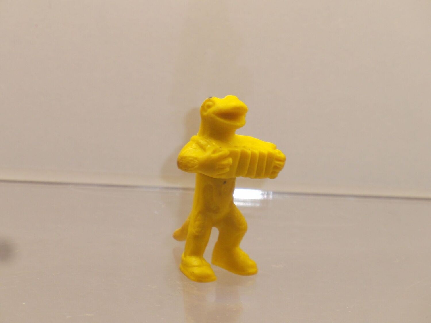 Werbefiguren: Salamander 70er Jahre: Lurchi und seine Freunde:
Lurchi-Kapelle: Lurchi einfarbig: gelb (Öse fehlt )