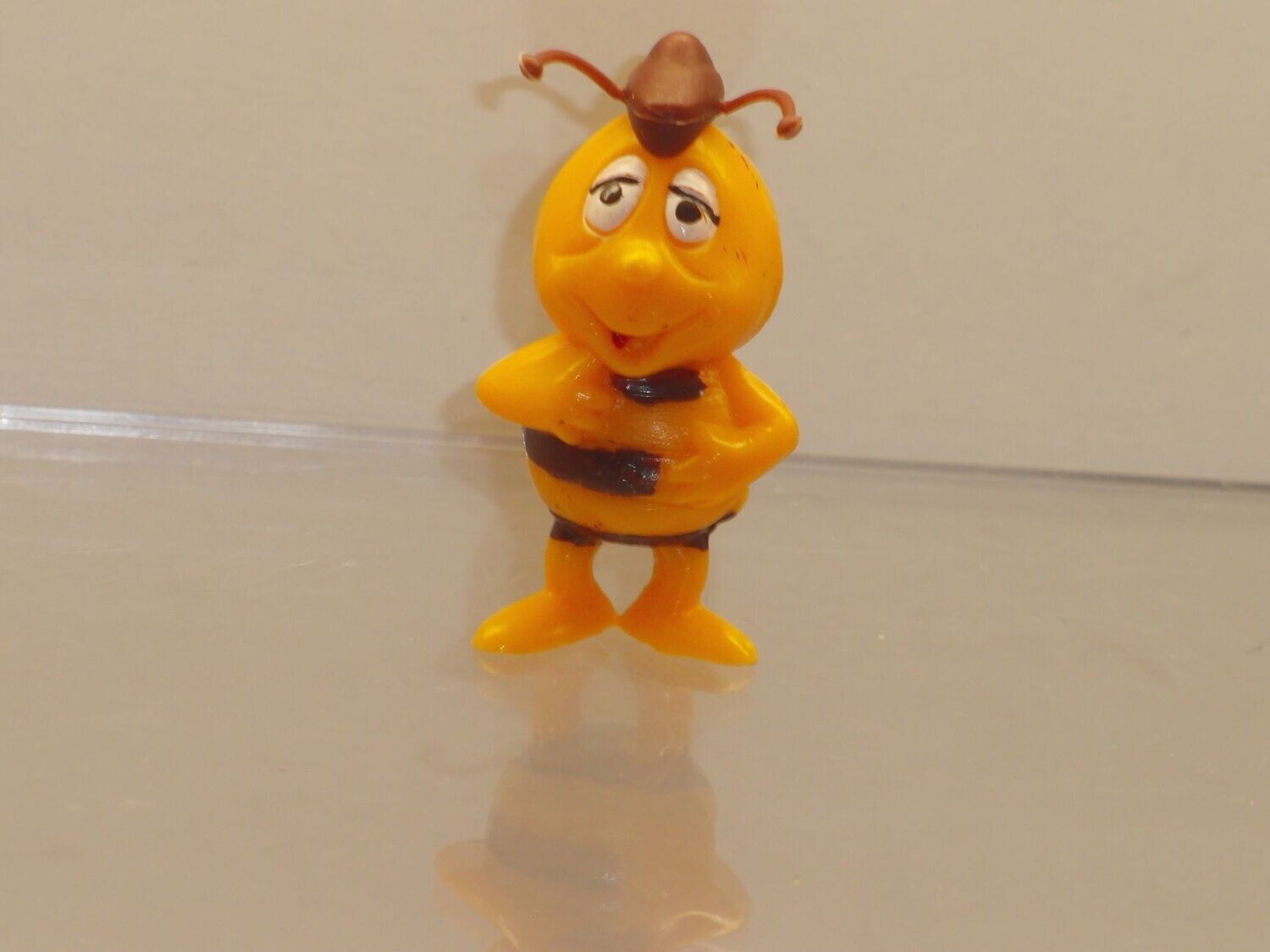 Die Biene Maja 1986: Willi, Arme vorm Bauch ohne Flügel (Fühlerkappe dunkelbraun)