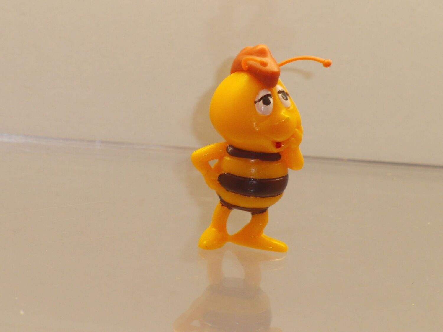 Die Biene Maja 1986: Willi, Hand am Kinn ohne Flügel (Fühlerkappe hellbraun)