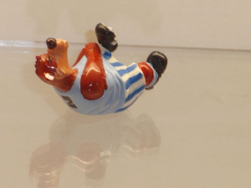 Die Dribbel Boys 1990: Brummi Bär, Diorama-Figur, Fell rotbraun bemalt, ohne Emblem Die Dribbel Boys 1990: Brummi Bär, Diorama-Figur, Fell rotbraun bemalt, ohne Emblem