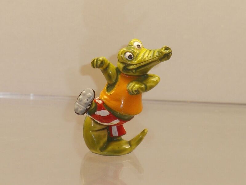 Die Dribbel Boys 1990: Dribbel Drago ohne Ball, weiße Hosenstreifen bemalt, ohne Emblem