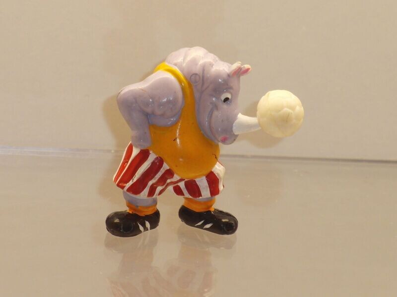 Die Dribbel Boys 1990: Rhino Rauhbein mit Ball,  Diorama-Figur hellgrau weiße Hosenstreifen bemalt, Sohlen grau bemalt