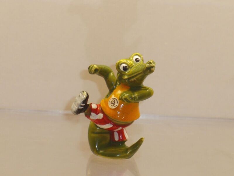 Die Dribbel Boys 1990: Dribbel Drago ohne Ball, weiße Hosenstreifen bemalt, mit Emblem