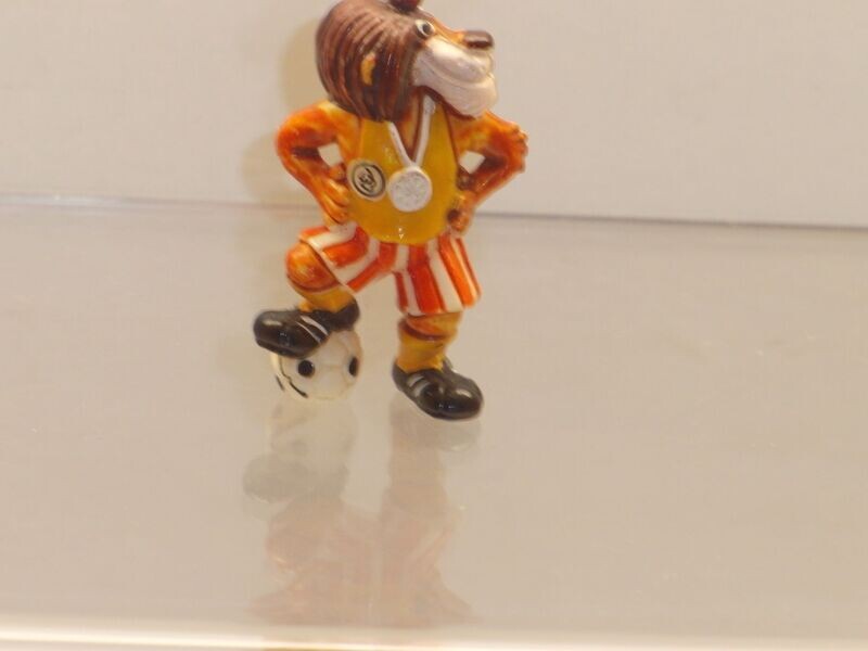 Die Dribbel Boys 1990: Leo Libero ohne Krone, mit Emblem Die Dribbel Boys 1990: Leo Libero ohne Krone, mit Emblem