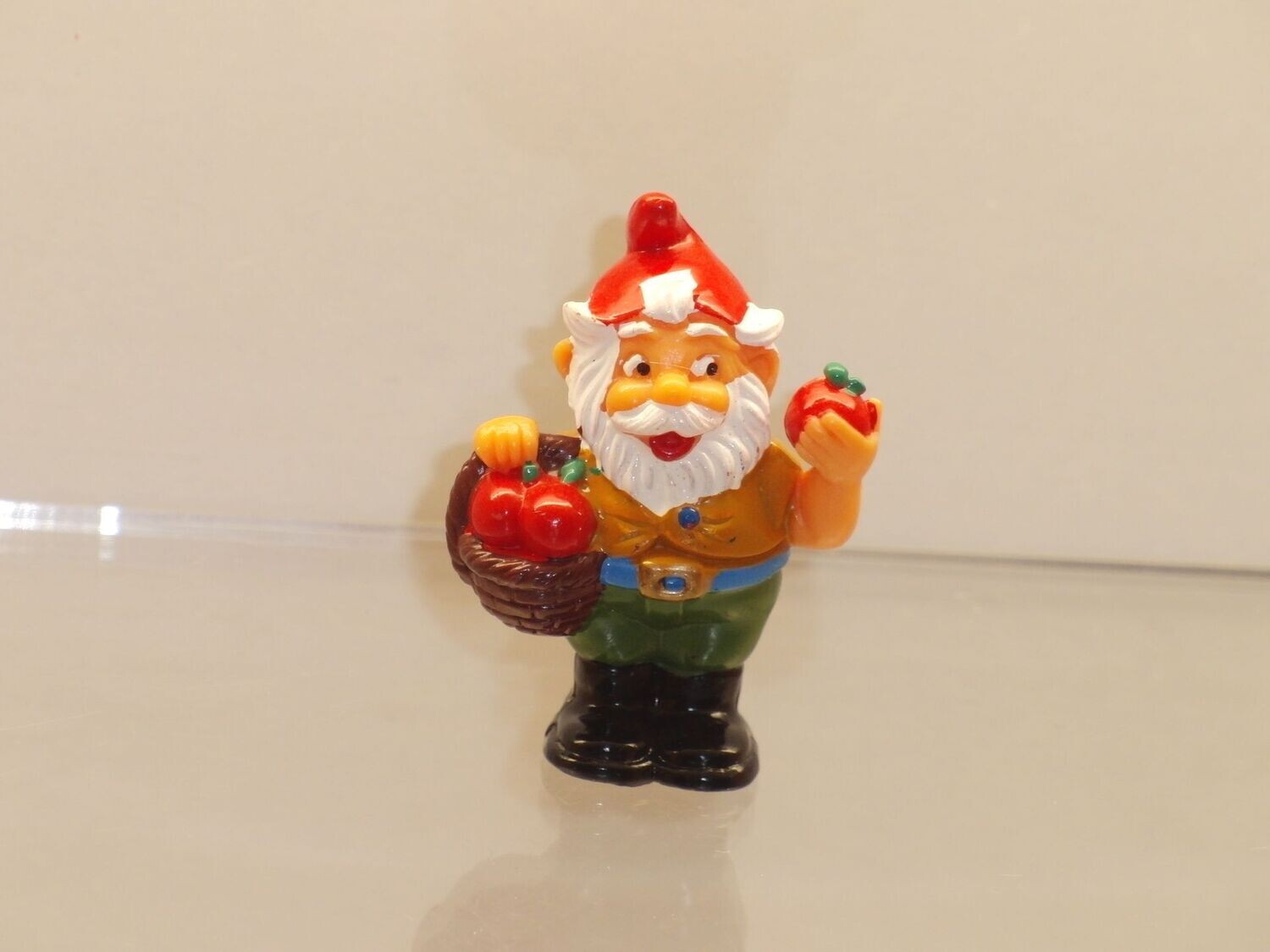 Mit den Blumentopfzwergen durch die Jahreszeiten 1994: Ferdi Fallobst, Äpfel rot, Fußunterseite bemalt