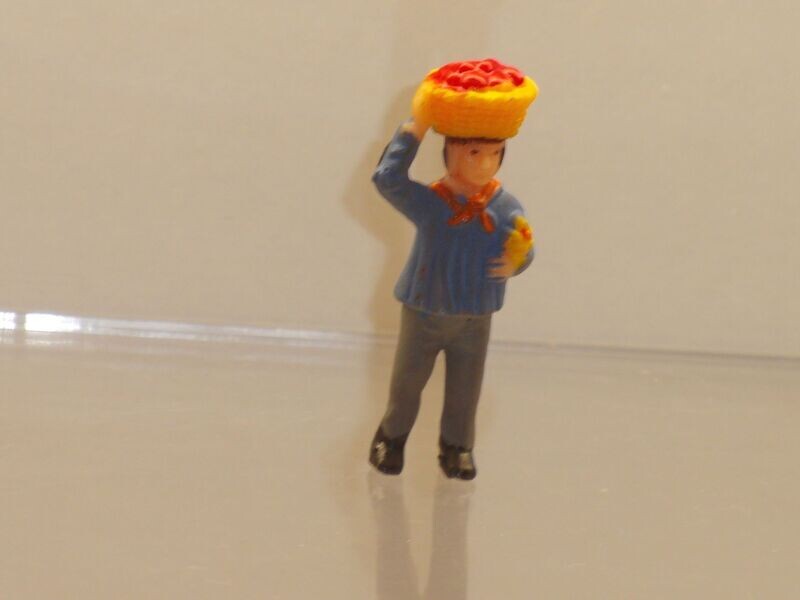 Ü-Ei-Alt-Figuren vor 1981:
verschiedene Figuren: Bauer mit Korb Ü-Ei-Alt-Figuren vor 1981:
verschiedene Figuren: Bauer mit Korb