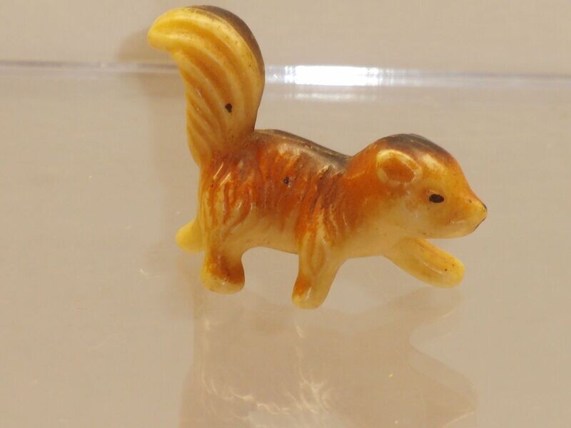Ü-Ei-Alt-Figuren vor 1981:
Waldtiere: Eichhörnchen groß Ü-Ei-Alt-Figuren vor 1981:
Waldtiere: Eichhörnchen groß