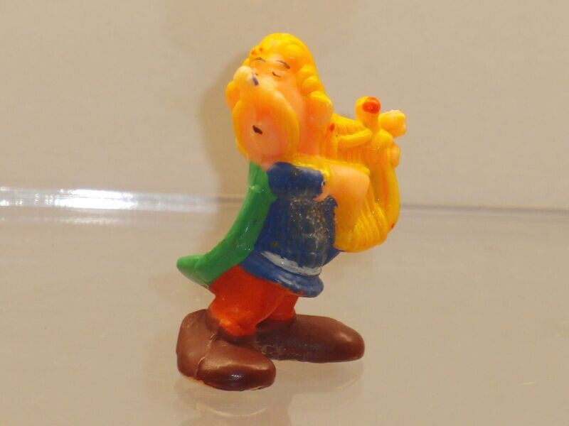 Ü-Ei-Alt-Figuren vor 1981:
Asterix 1976: Troubadix Ü-Ei-Alt-Figuren vor 1981:
Asterix 1976: Troubadix